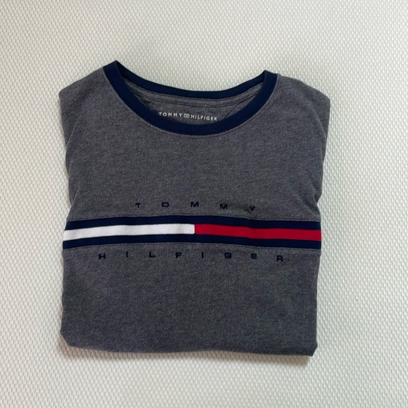 Men’s Gray Tommy Hilfiger T-shirt - Picture 1 of 3